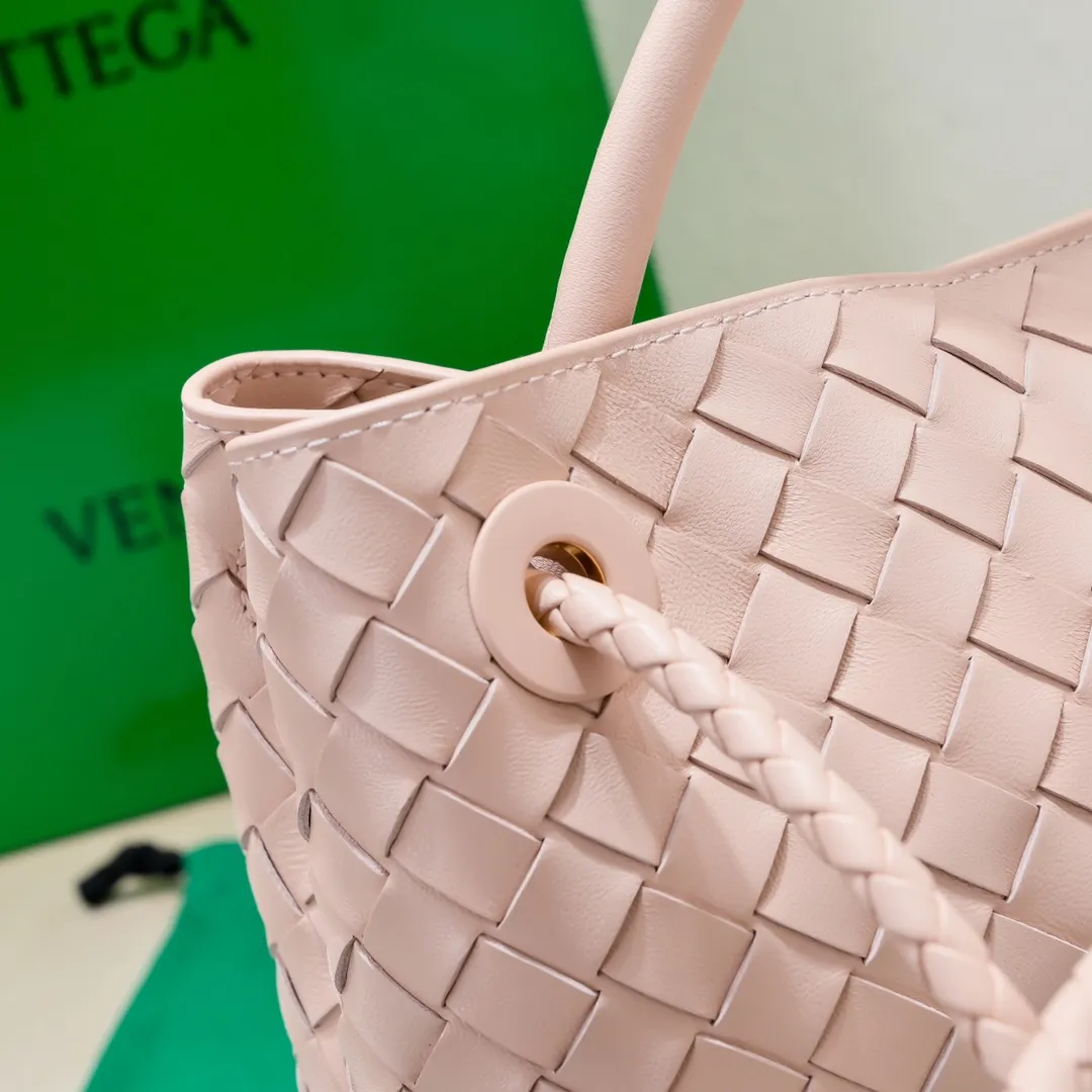 The 2023 new Andiamo batch of 2260 BV has been shipped‼ ️Really popular🔥The new Andiamo woven handbag launched by Bottega Veneta this season is really popular all over the world! ! Celebrities at home and abroad have worn it, and Oscar-winning actress Michelle Yeoh has taken it out on the street. Song Jia, Trai Yara, Yu Feihong, Sanji Ayaka, Rosie Hunting-Whiteley, Yoshioka Riho, etc. have all picked up this bag. It is classic and versatile, showing off its temperament, and the bag capacity is also large, which is very convenient for daily commuting! ! A variety of carrying methods, the shoulder straps can be adjusted by yourself, the original lambskin feels soft and delicate, and the unisex style breaks gender boundaries and brings a more practical and longer-lasting use experience. Andiamo, which has both elegant and casual styles, perfectly interprets the true appearance of "fashionable old money style". Style number: 8463 Size: 32*24*12
